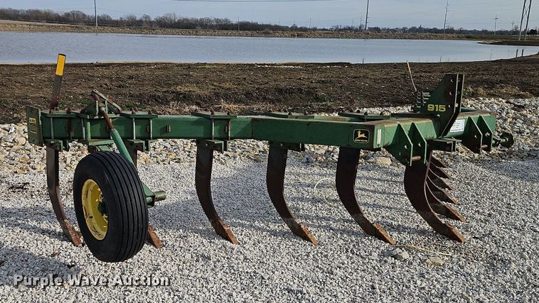 image for item DN7186 John Deere 915 V-ripper