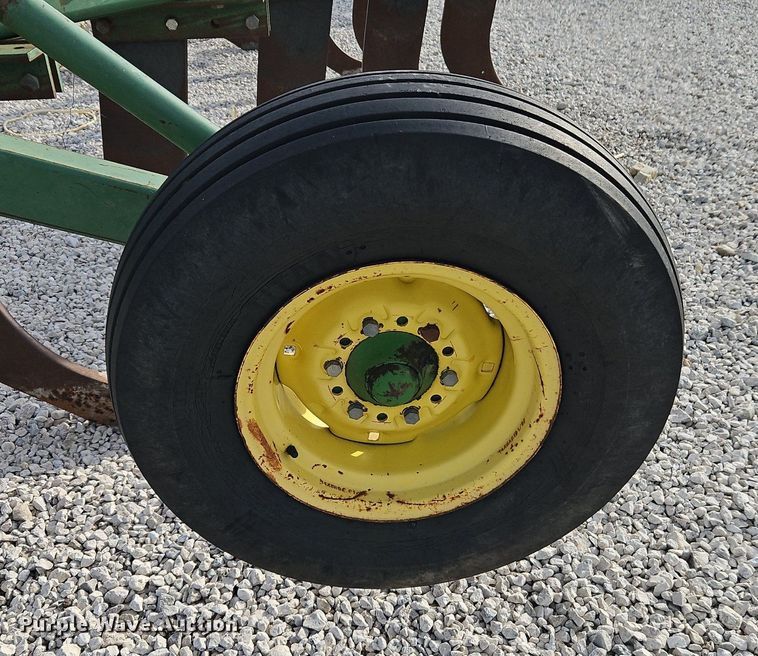 image for item DN7186 John Deere 915 V-ripper
