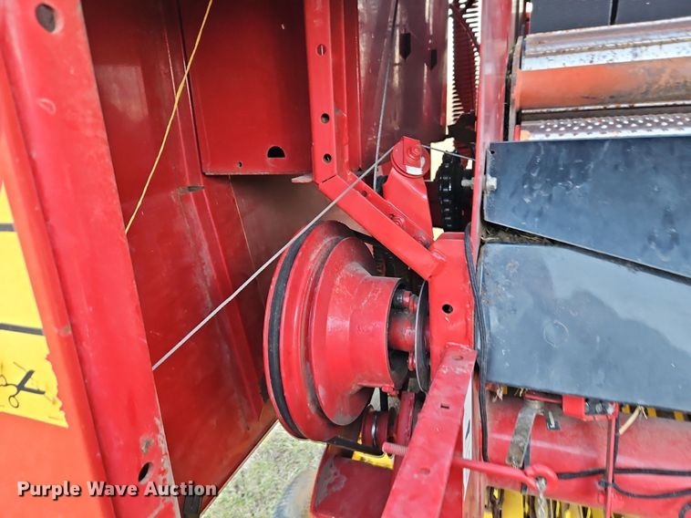 image for item LB9713 2008 New Holland BR7090 round baler