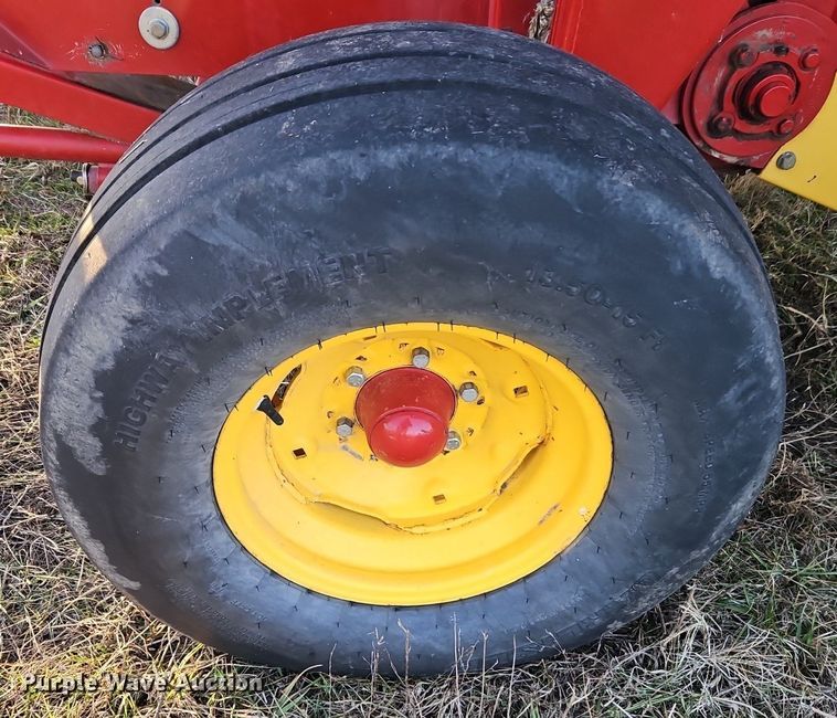 image for item LB9713 2008 New Holland BR7090 round baler