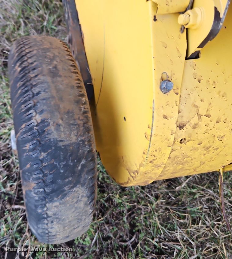 image for item LB9713 2008 New Holland BR7090 round baler