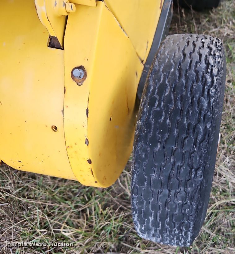 image for item LB9713 2008 New Holland BR7090 round baler