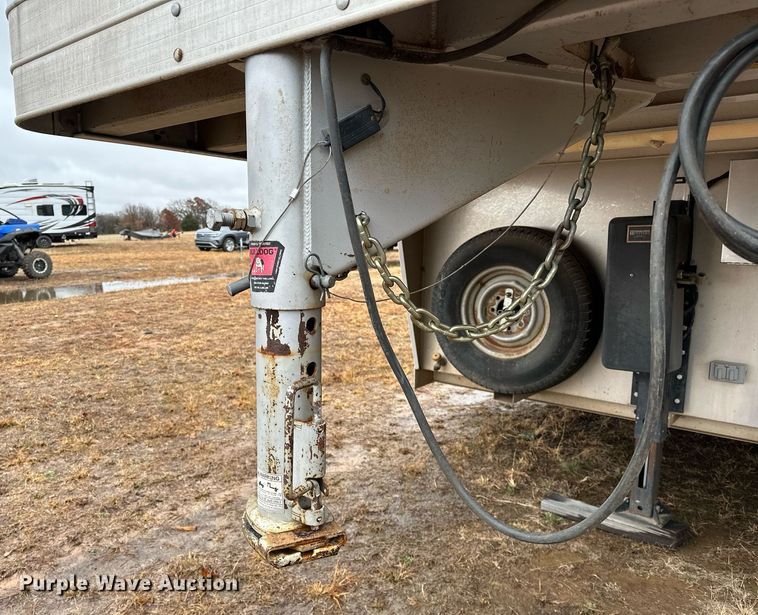 image for item LK9743 2008 4 Star Trailers horse trailer