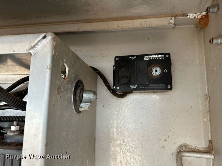 image for item LK9743 2008 4 Star Trailers horse trailer