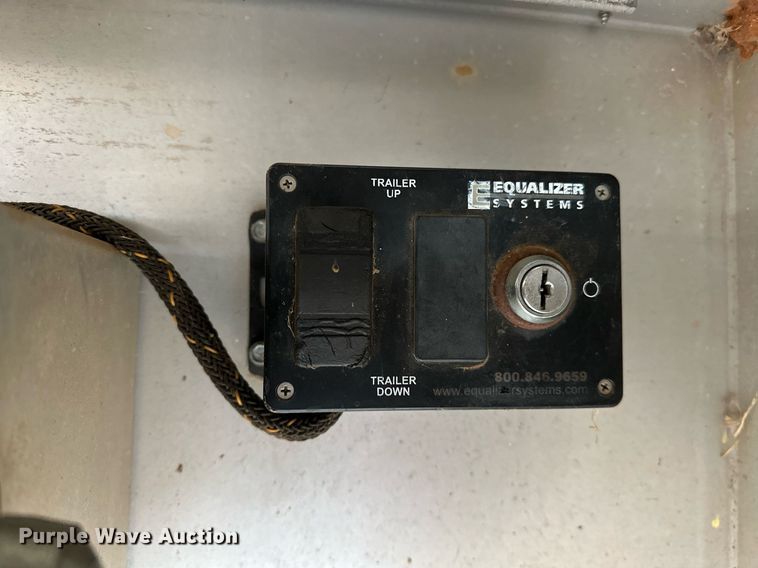 image for item LK9743 2008 4 Star Trailers horse trailer