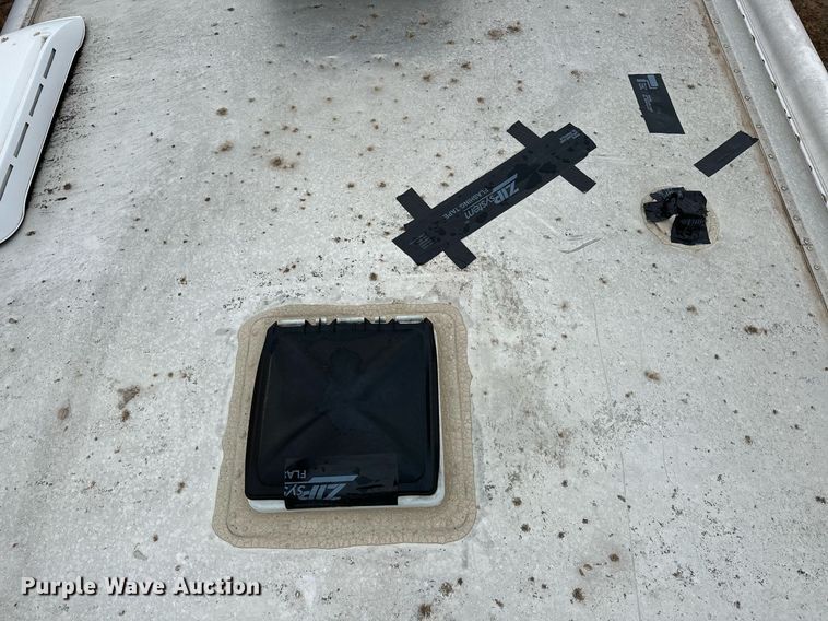 image for item LK9743 2008 4 Star Trailers horse trailer