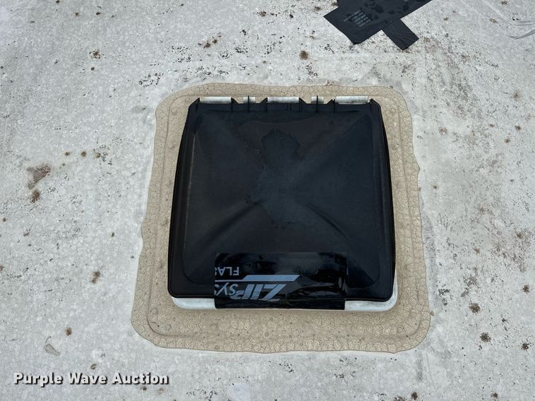 image for item LK9743 2008 4 Star Trailers horse trailer