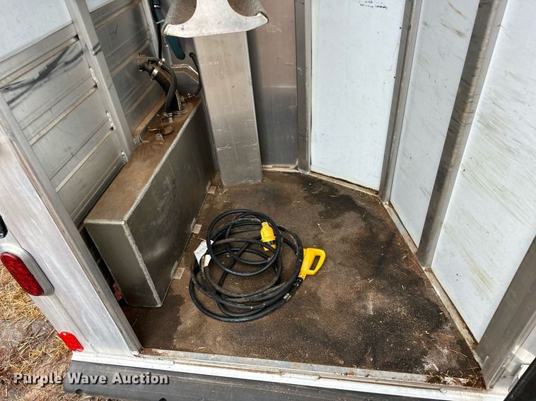 image for item LK9743 2008 4 Star Trailers horse trailer