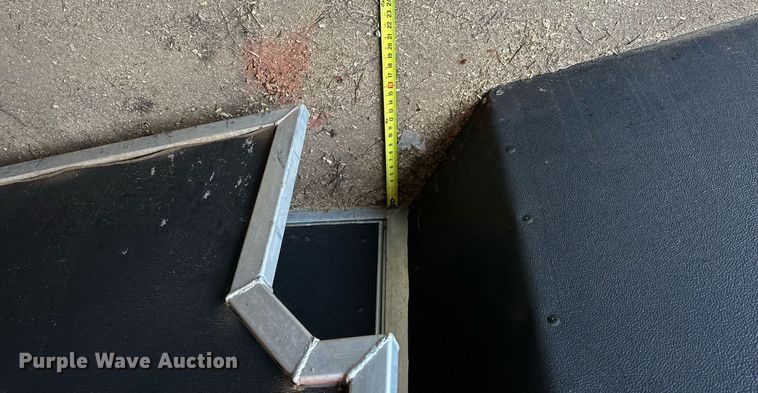 image for item LK9743 2008 4 Star Trailers horse trailer