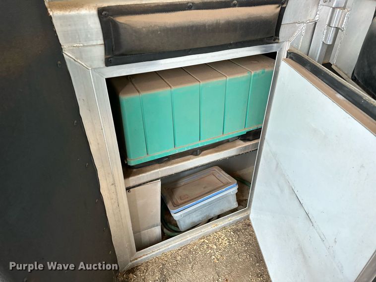 image for item LK9743 2008 4 Star Trailers horse trailer