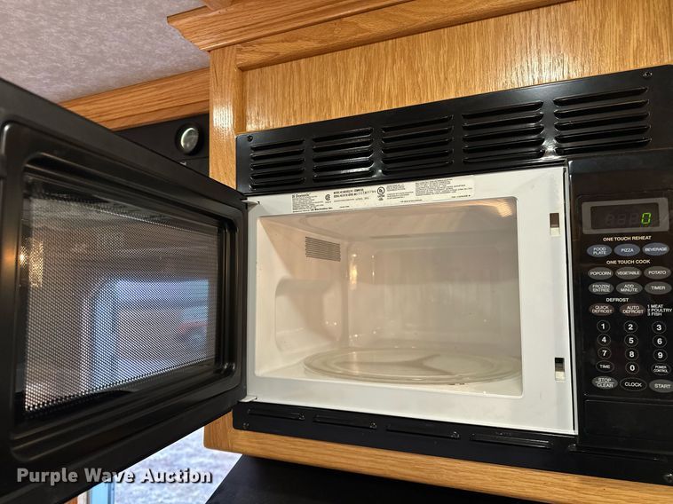 image for item LK9743 2008 4 Star Trailers horse trailer