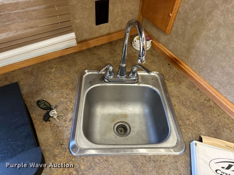 image for item LK9743 2008 4 Star Trailers horse trailer