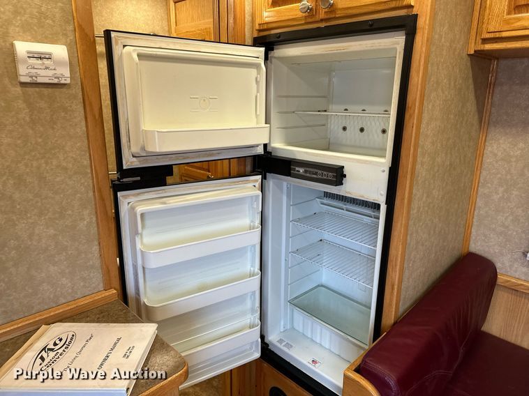 image for item LK9743 2008 4 Star Trailers horse trailer