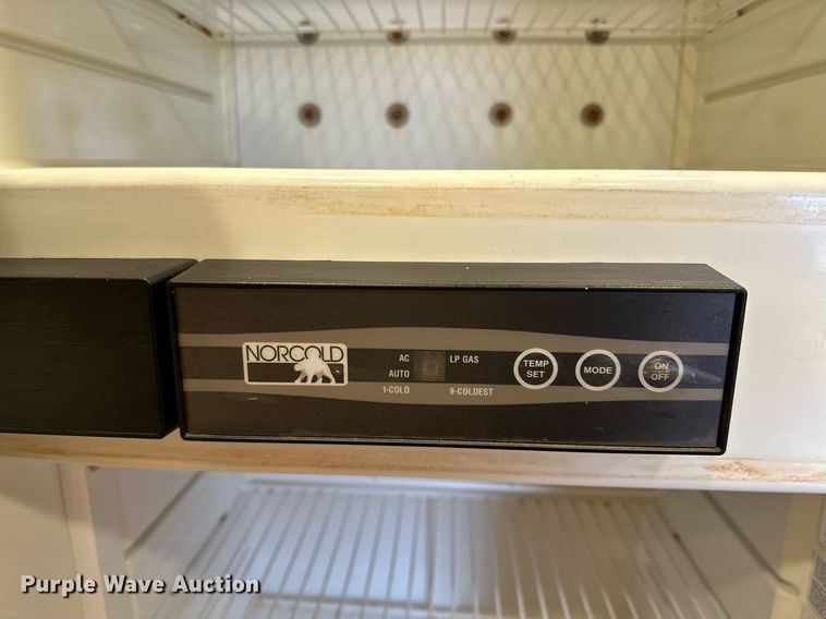 image for item LK9743 2008 4 Star Trailers horse trailer