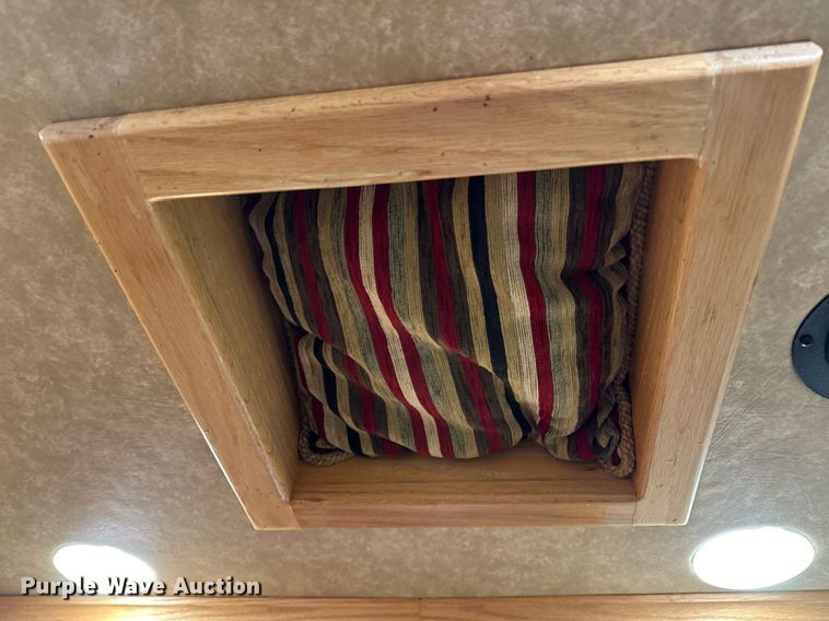 image for item LK9743 2008 4 Star Trailers horse trailer