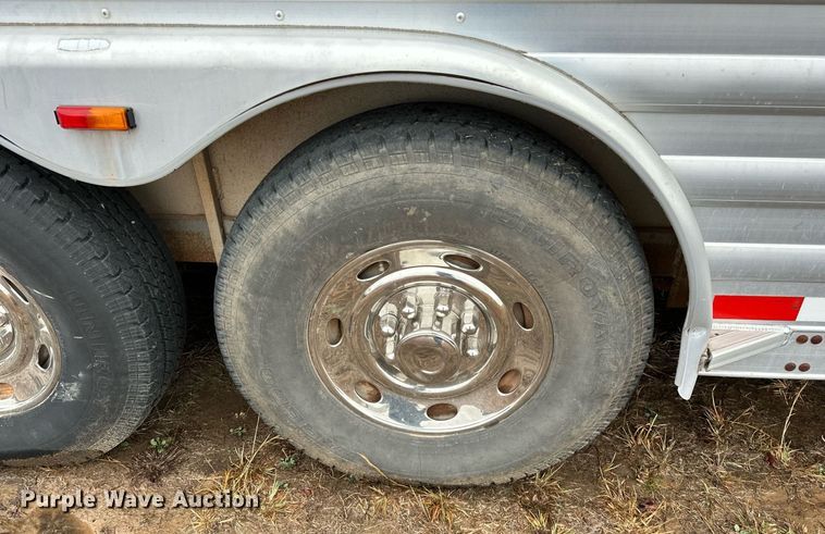 image for item LK9743 2008 4 Star Trailers horse trailer