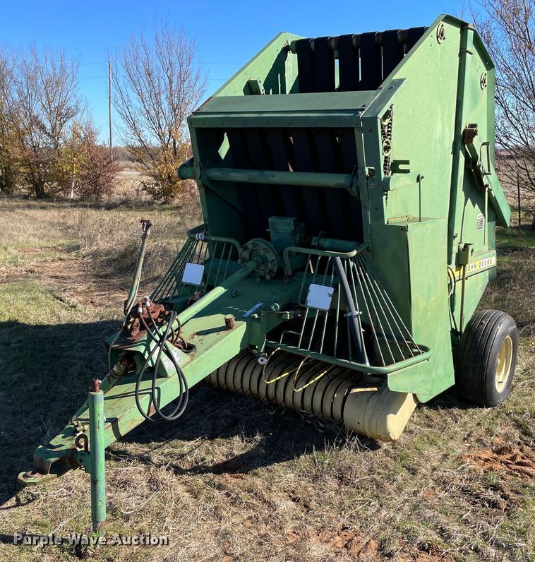 image for item LV9245 John Deere 410 round baler