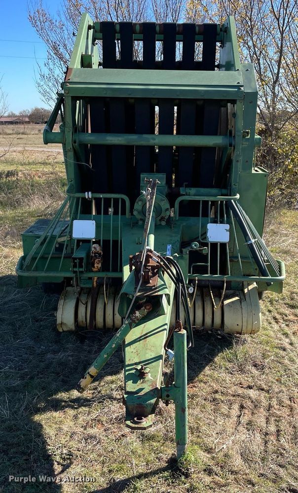 image for item LV9245 John Deere 410 round baler