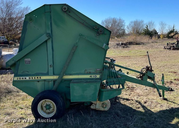 image for item LV9245 John Deere 410 round baler
