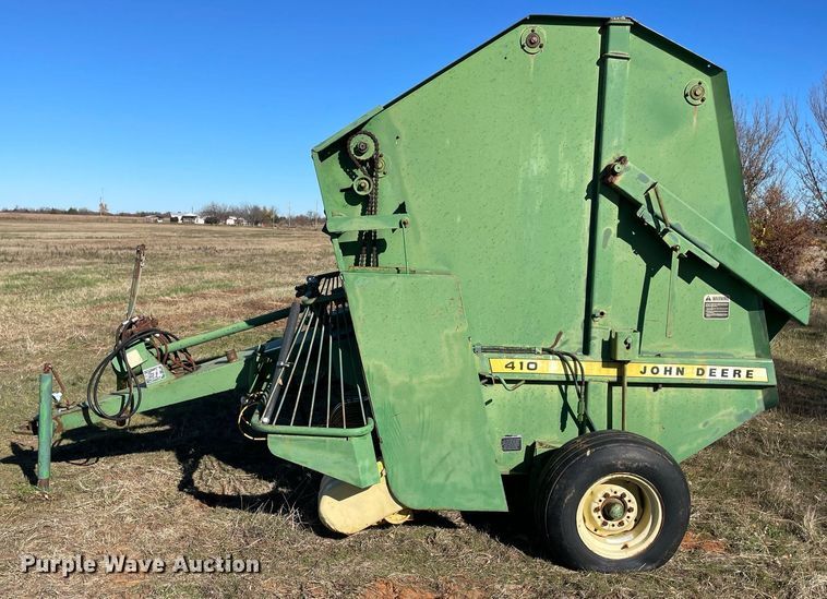image for item LV9245 John Deere 410 round baler