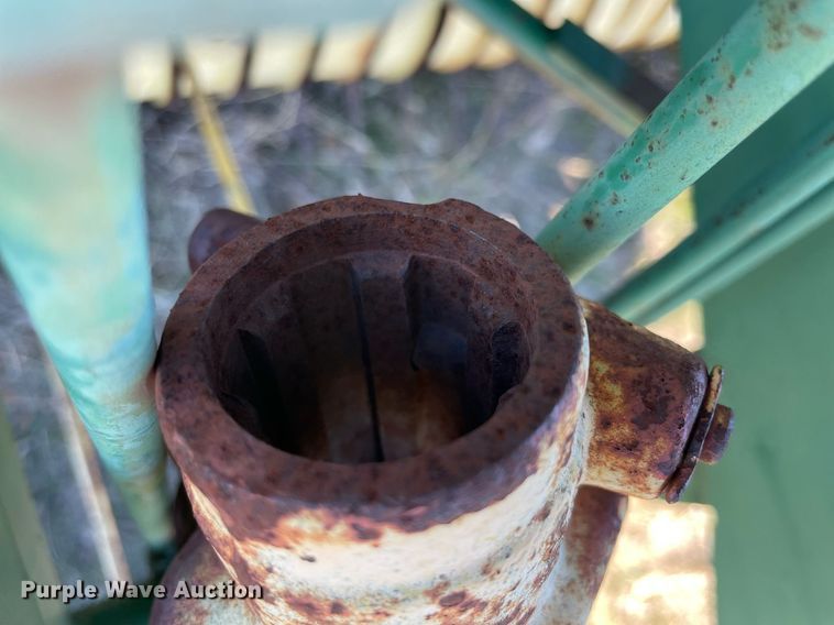 image for item LV9245 John Deere 410 round baler