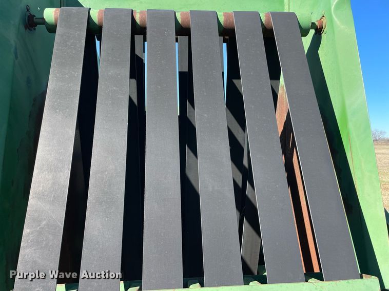 image for item LV9245 John Deere 410 round baler