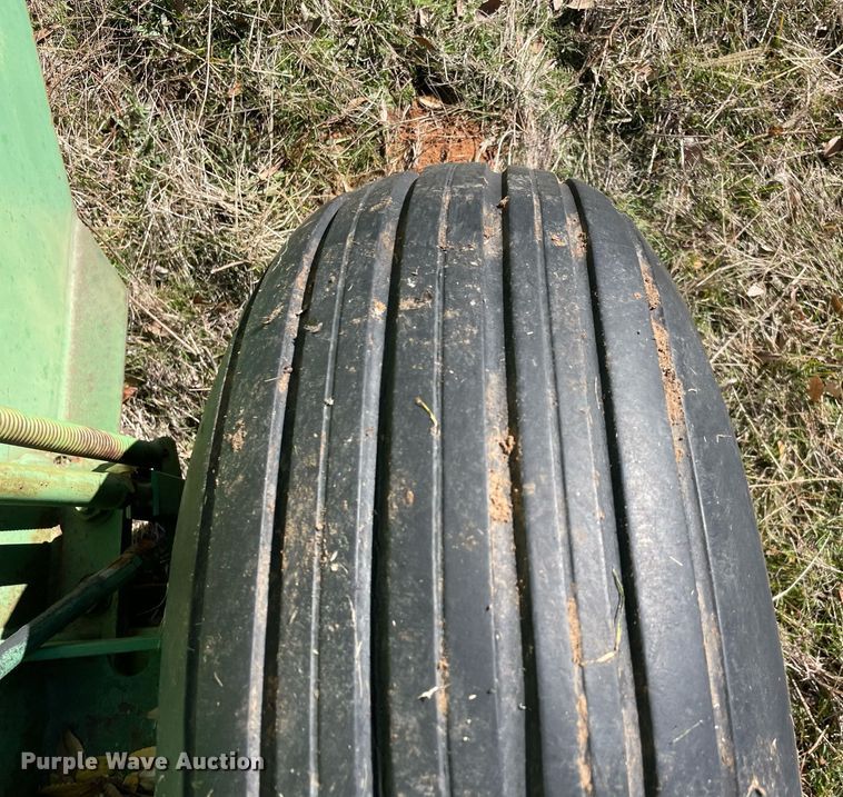 image for item LV9245 John Deere 410 round baler