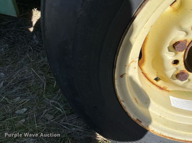 image for item LV9245 John Deere 410 round baler