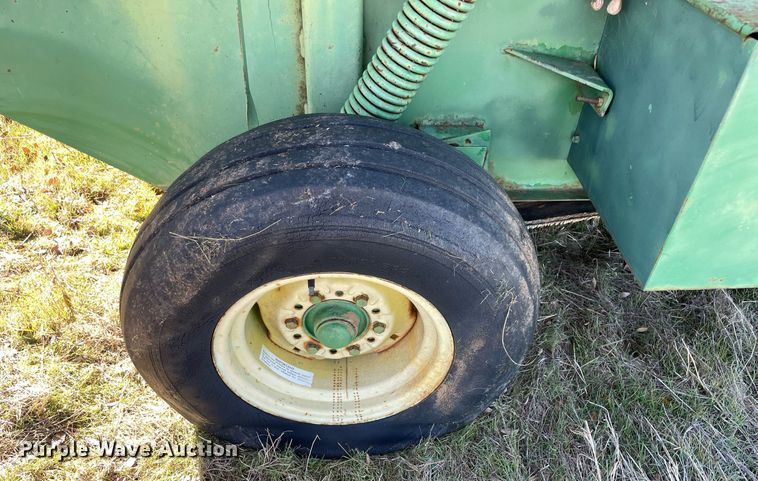 image for item LV9245 John Deere 410 round baler