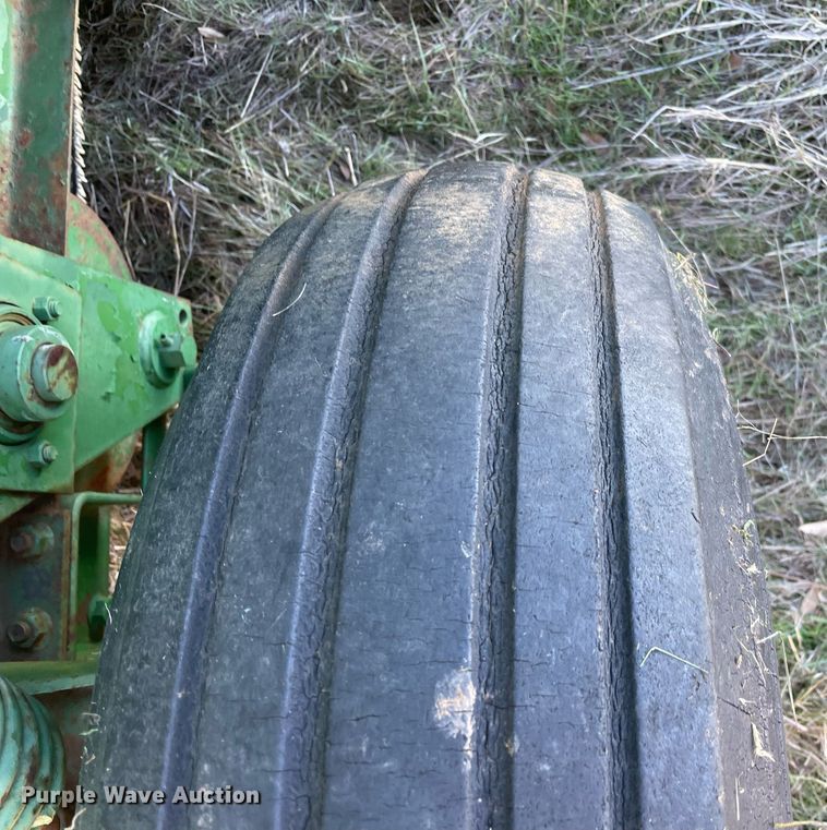 image for item LV9245 John Deere 410 round baler