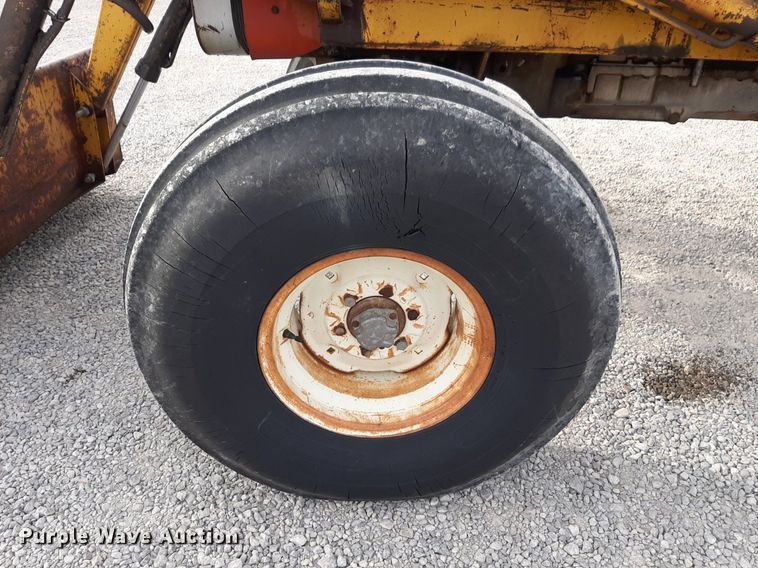 image for item LY9018 1973 Massey Ferguson 1105 tractor