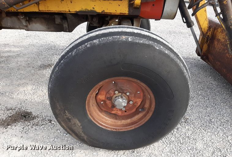 image for item LY9018 1973 Massey Ferguson 1105 tractor