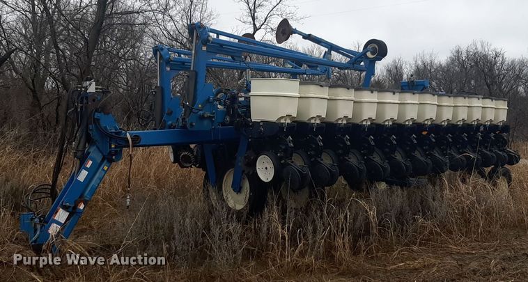 image for item LY9028 2002 Kinze 3700 no-till planter