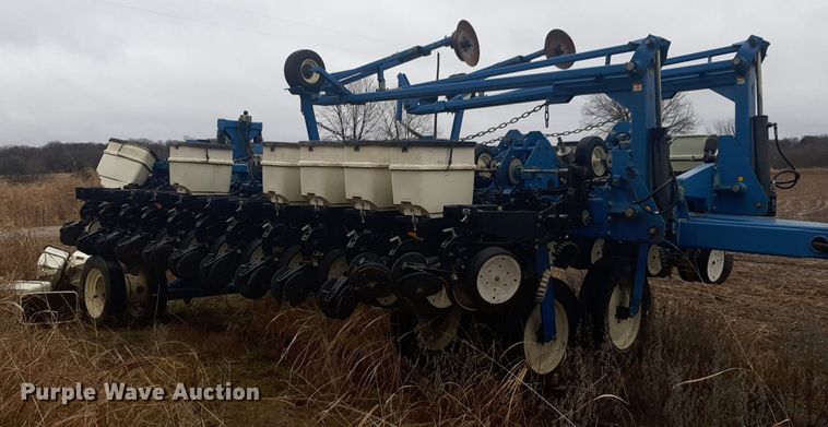 image for item LY9028 2002 Kinze 3700 no-till planter