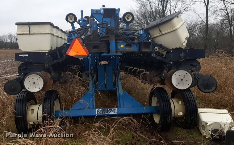 image for item LY9028 2002 Kinze 3700 no-till planter