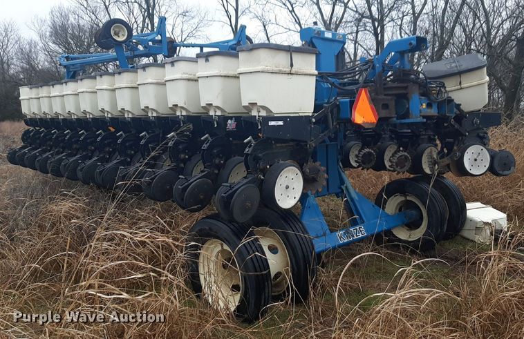 image for item LY9028 2002 Kinze 3700 no-till planter