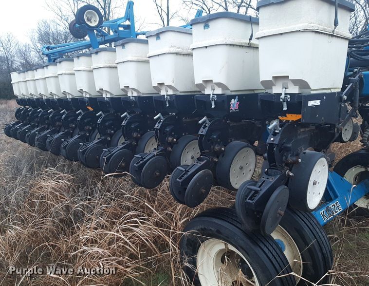 image for item LY9028 2002 Kinze 3700 no-till planter