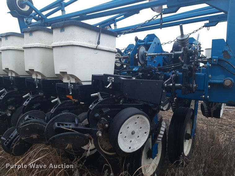 image for item LY9028 2002 Kinze 3700 no-till planter