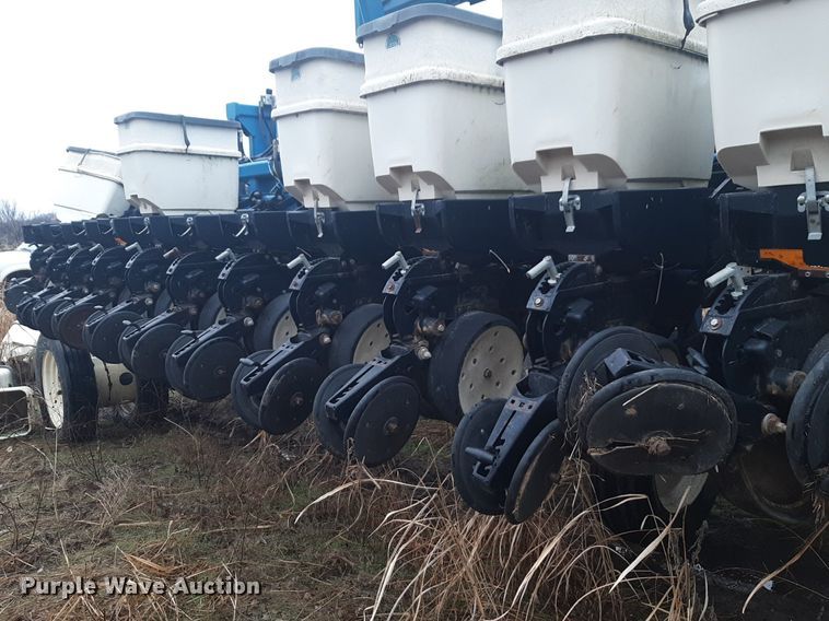 image for item LY9028 2002 Kinze 3700 no-till planter