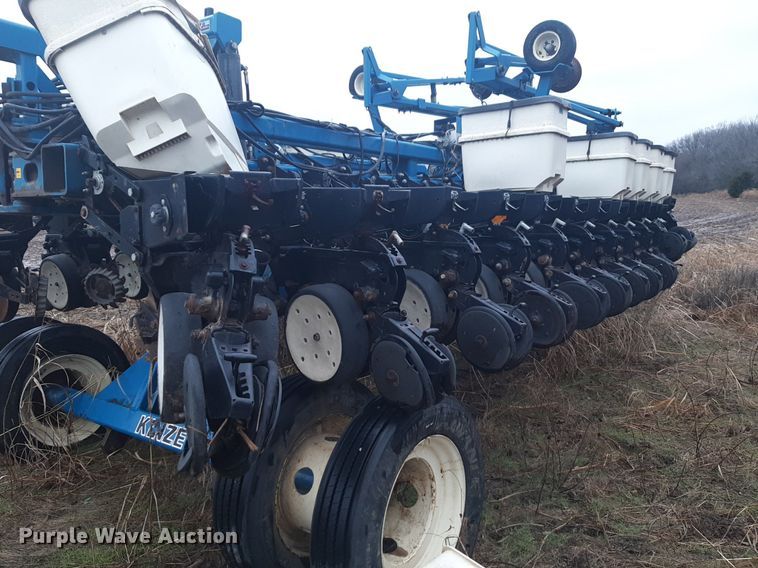 image for item LY9028 2002 Kinze 3700 no-till planter