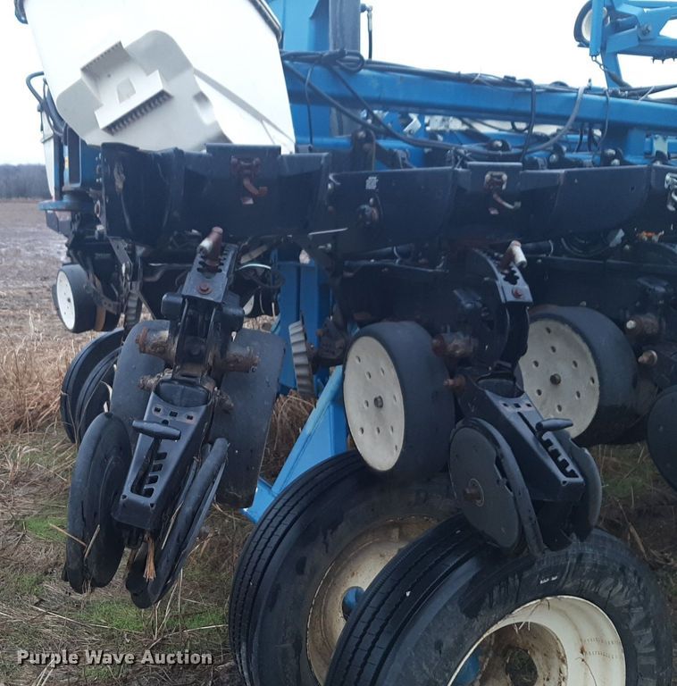 image for item LY9028 2002 Kinze 3700 no-till planter