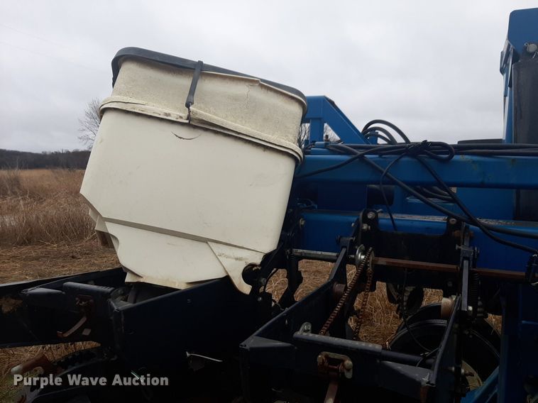 image for item LY9028 2002 Kinze 3700 no-till planter