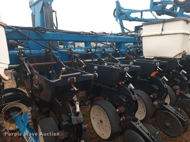 image for item LY9028 2002 Kinze 3700 no-till planter