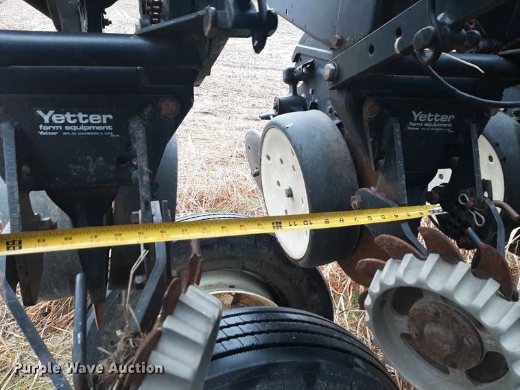 image for item LY9028 2002 Kinze 3700 no-till planter