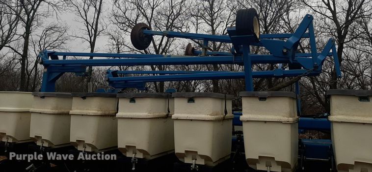 image for item LY9028 2002 Kinze 3700 no-till planter
