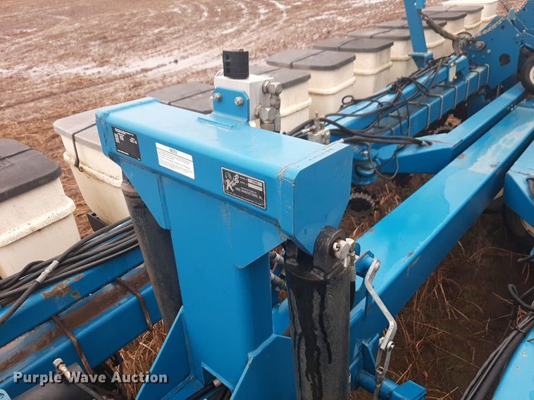 image for item LY9028 2002 Kinze 3700 no-till planter
