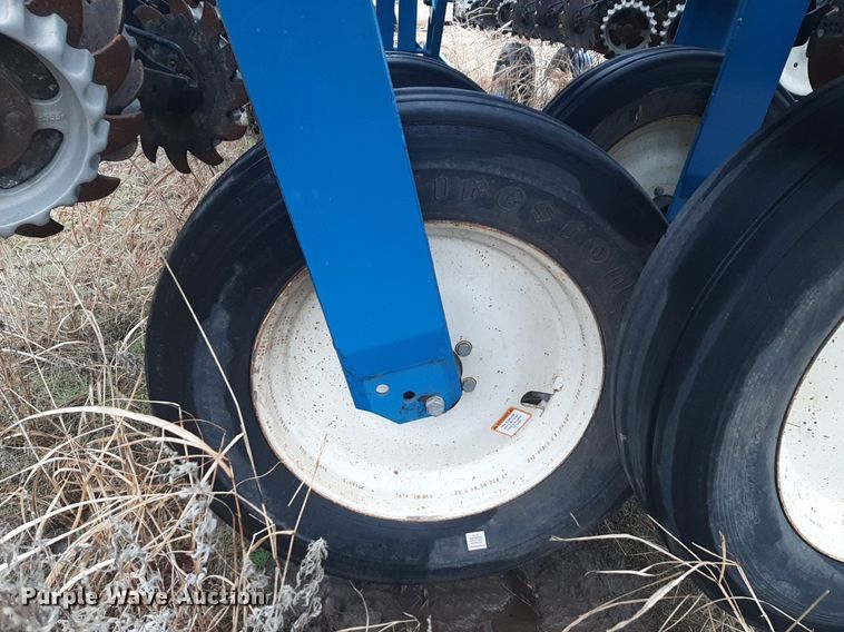 image for item LY9028 2002 Kinze 3700 no-till planter