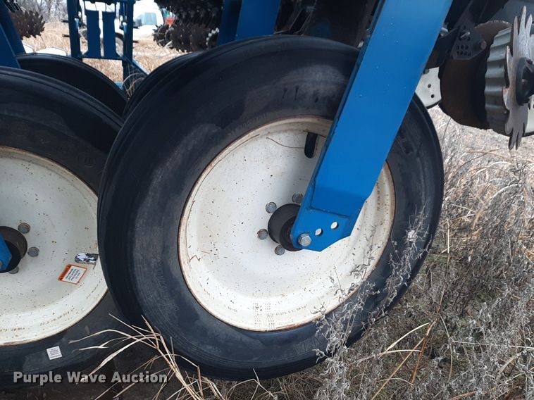 image for item LY9028 2002 Kinze 3700 no-till planter