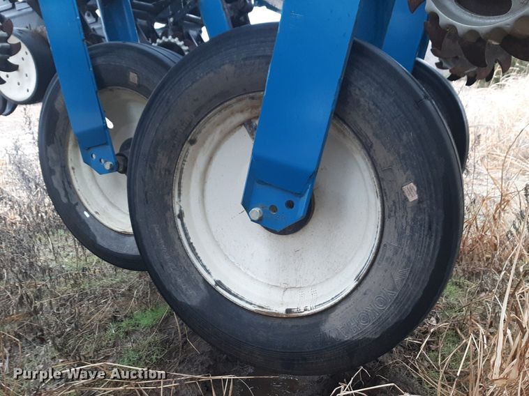 image for item LY9028 2002 Kinze 3700 no-till planter