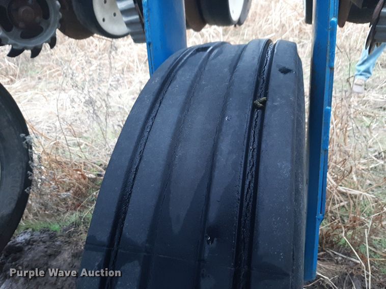 image for item LY9028 2002 Kinze 3700 no-till planter